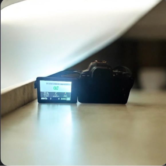 Canon Camera EOS SL3 avec chargeur et card memoire 128 gb - Picture 1 of 3